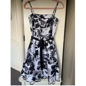 A-Line black and white Flower Sleeveless dress